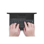 GPD Pocket 3 Ultrabook para profesionales mostrado desde arriba con una persona escribiendo en el teclado