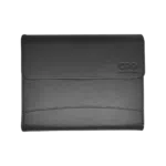 O husă de protecție din piele neagră cu capac cu clapetă, cu logo-ul "GPD" în relief în colțul din dreapta sus.