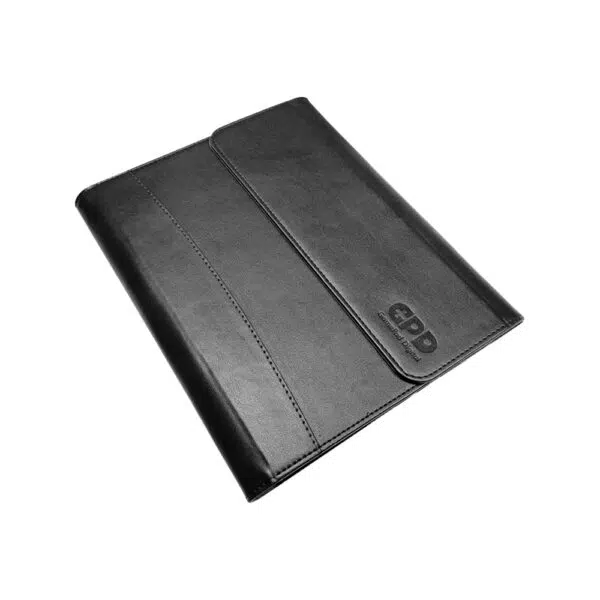 O husă de protecție din piele neagră cu capac cu clapetă, cu logo-ul "GPD" în relief în colțul din dreapta sus.