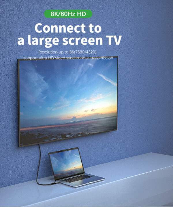 8K/60Hz接続の大型テレビに接続されたノートパソコン。ウルトラHD映像の同期をサポートする大画面テレビに接続し、景色を表示できることを強調している。 