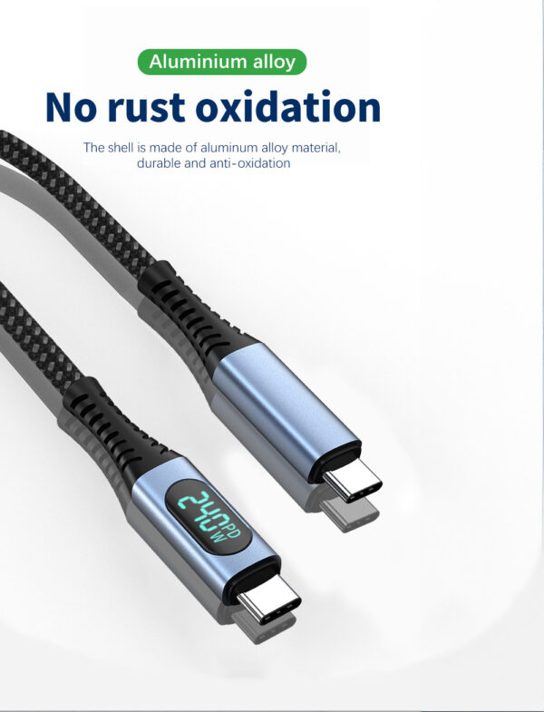 アルミニウム合金製コネクターを備えたType Cデジタルケーブルのクローズアップ画像。ケーブルは錆びや酸化を防ぐように設計されており、電力使用量を示すデジタル表示、特に240W PD充電を特徴としている。 