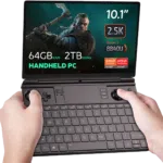 GPD-WIN-MAX-2-2024-LISTING-NEW-DONE-01.64-2 Le GPD Win Max 2 (2024) est montré en train de faire tourner le jeu The Witcher sur son écran. L'appareil présente des spécifications impressionnantes, notamment jusqu'à 64 Go de RAM, jusqu'à 4 To de stockage SSD NVMe et un CPU Ryzen 7 8840U, soulignant sa capacité à gérer des jeux exigeants avec facilité.