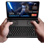 GPD WIN Mini 2024: Kraftfuld håndholdt gaming-pc med 7" FHD 120Hz VRR-skærm. Udstyret med AMD Ryzen 7 8840U, 32 GB RAM, 2 TB NVMe-lager. Clamshell-design kombinerer fuldt QWERTY-tastatur med gaming-kontroller, herunder dobbelte joysticks og knapper. Kompakt formfaktor, der ligger godt i hånden. Skærmen viser spilfiguren med et glødende sværd, der fremviser levende grafik. Synlige specifikationer: 7" skærm, 120Hz VRR, Ryzen 7 8840U, 32GB RAM, 2TB lagerplads. "HÅNDHOLDT PC - CLAMSHELL" fremhævet. AMD Ryzen- og Radeon-logoer til stede. Enheden tilbyder bærbar gaming og produktivitet i ét og bygger bro mellem håndholdt konsol og mini-laptop.   
