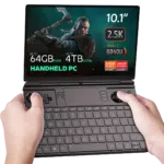 GPD WIN MAX 2（2024）のディスプレイでウィッチャーゲームをプレイしているところ。 このデバイスは、最大64GBのRAM、最大4TBのSSD NVMeストレージ、Ryzen 7 8840U CPUなどの印象的な仕様を備えており、要求の厳しいゲームも難なくこなせる能力を強調しています。