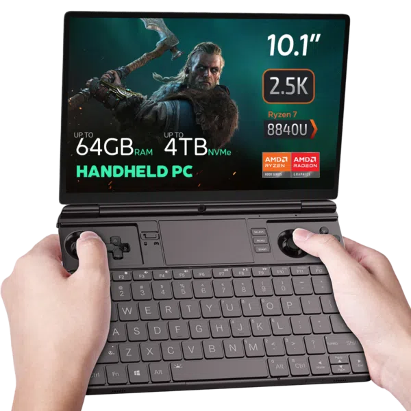 GPD WIN MAX 2 (2024) visas med spelet The Witcher på sin skärm. Enheten har imponerande specifikationer, inklusive upp till 64 GB RAM, upp till 4 TB SSD NVMe-lagring och en Ryzen 7 8840U CPU, vilket understryker dess förmåga att hantera krävande spel med lätthet.