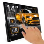 DroiX 14" bærbar skærm med touchscreen viser et 4K-billede af en gul sportsvogn. Tekstoverlejring fremhæver funktioner: 14" berøringsskærm, 500 NITS lysstyrke, 4K-opløsning og HDR 400-understøttelse. Der vises en hånd, der interagerer med den berøringsfølsomme skærm