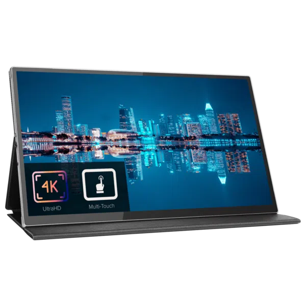 S23B_1-BÆRBAR_MONITOR-INGEN_BATTERI-LISTE-BILDE-UTFØRT (2) Bildet viser en elegant 15,6-tommers bærbar skjerm med 4K Ultra HD-skjerm og flerberøringsfunksjonalitet. Skjermen viser et levende bylandskap om natten, med bygninger og deres refleksjoner i vannet. Skjermen er vinklet litt mot venstre, noe som fremhever den slanke designen og de minimale rammene. To ikoner er synlige i nedre venstre hjørne av skjermen: det ene indikerer "4K Ultra HD" og det andre indikerer "Multi-Touch". Skjermen ser ut til å være støttet av et sammenleggbart stativ eller deksel som smelter sømløst inn i det generelle designet.