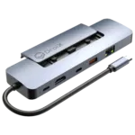 Dette billede viser en kompakt, metallisk USB-C-hub med flere tilslutningsporte. Hubben har et indbygget USB-C-kabel og omfatter porte til HDMI, Ethernet, USB-A, USB-C og SD-kortspor. Hubben har et slankt design med en metallisk finish og et beskyttende dæksel, der glider over portene. "DroiX"-logoet vises tydeligt på dækslet. Denne enhed er designet til at udvide tilslutningsmulighederne for enheder som bærbare computere eller tablets ved at give ekstra porte til forskellige eksterne enheder.