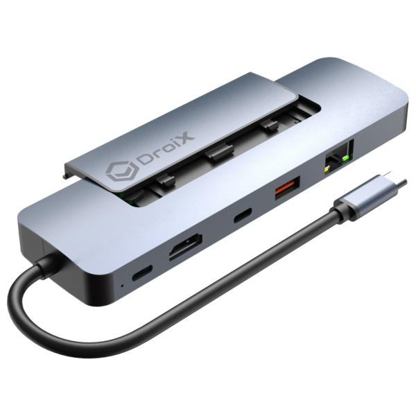 Deze afbeelding toont een compacte, metalen USB-C hub met meerdere connectiviteitspoorten. De hub heeft een ingebouwde USB-C kabel en bevat poorten voor HDMI, Ethernet, USB-A, USB-C en SD-kaartsleuven. De hub heeft een slank ontwerp met een metallic afwerking en een beschermkap die over de poorten schuift. Het "DroiX" logo staat prominent op de cover. Dit apparaat is ontworpen om de connectiviteitsopties voor apparaten zoals laptops of tablets uit te breiden door extra poorten te bieden voor verschillende randapparaten.