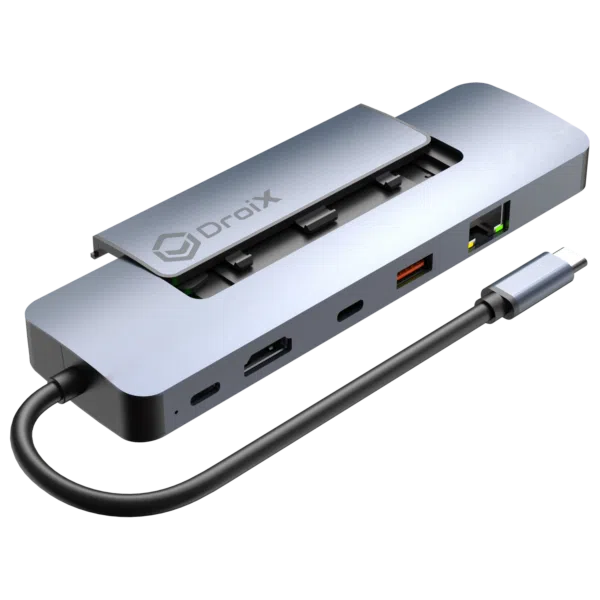 Dette billede viser en kompakt, metallisk USB-C-hub med flere tilslutningsporte. Hubben har et indbygget USB-C-kabel og omfatter porte til HDMI, Ethernet, USB-A, USB-C og SD-kortspor. Hubben har et slankt design med en metallisk finish og et beskyttende dæksel, der glider over portene. "DroiX"-logoet vises tydeligt på dækslet. Denne enhed er designet til at udvide tilslutningsmulighederne for enheder som bærbare computere eller tablets ved at give ekstra porte til forskellige eksterne enheder.