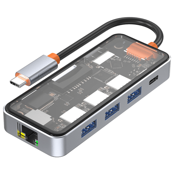 Esta es una imagen de un concentrador USB-C con varios puertos y una placa de circuito interna visible. El concentrador tiene varios puertos USB-A, un puerto Ethernet y otro puerto USB-C. La carcasa es transparente en la parte superior, lo que permite ver los componentes internos. El cable USB-C conectado al hub tiene un conector metálico con un acento naranja cerca del enchufe. Este hub parece ser un accesorio multifuncional para dispositivos como portátiles o tabletas, que ofrece opciones de conectividad adicionales. El puerto Ethernet está situado en un extremo del dispositivo, y los puertos USB-A están alineados a lo largo del lateral.