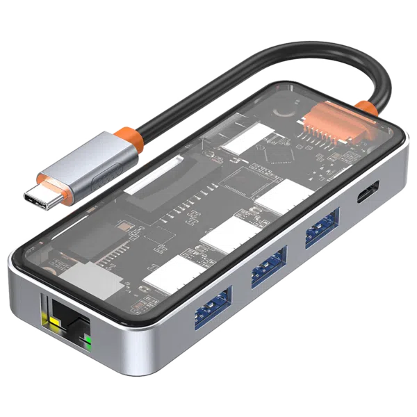 Det här är en bild av en USB-C-hubb med flera portar och ett synligt internt kretskort. Hubben har flera USB-A-portar, en Ethernet-port och ytterligare en USB-C-port. Höljet är transparent på ovansidan, vilket gör att de interna komponenterna är synliga. USB-C-kabeln som är ansluten till hubben har en metallkontakt med en orange accent nära kontakten. Denna hubb verkar vara ett multifunktionellt tillbehör för enheter som bärbara datorer eller surfplattor, och erbjuder ytterligare anslutningsmöjligheter. Ethernet-porten är placerad i ena änden av enheten och USB-A-portarna är placerade längs sidan.