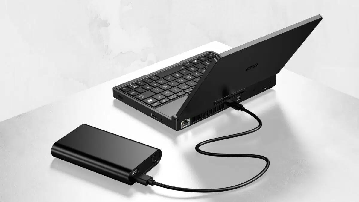 GPD Pocket 4をパワーバンク経由で充電することができます。