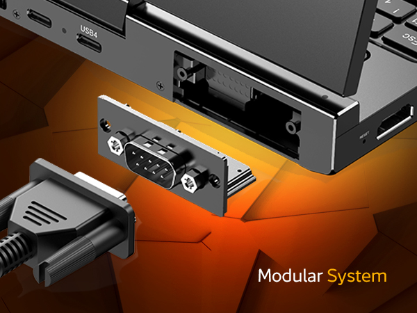 Nahaufnahme des modularen Systems des GPD Pocket 4 in Aktion, wobei das RS-232-Modul hervorgehoben wird, das in das Gerät eingebaut wird. Enthält zusätzliche USB4-Anschlüsse, die eine nahtlose Anpassung und erweiterte Anschlussmöglichkeiten für verschiedene Anwendungen ermöglichen.