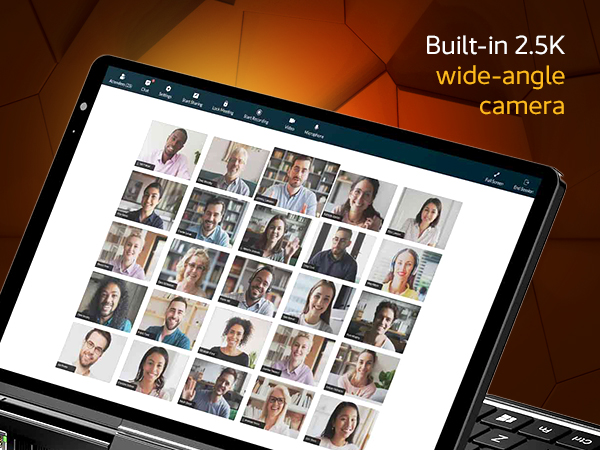 Le GPD Pocket 4 présente sa caméra grand angle intégrée de 2,5K, avec un écran de vidéoconférence avec plusieurs participants, soulignant sa pertinence pour le travail et la collaboration à distance.
