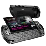 GPD-WIN-4-2025-LISTING-32-2-8840U-01 AMD 라이젠 7 8840U 프로세서와 AMD 라데온 780M 그래픽이 탑재된 GPD WIN 4(2025)의 클로즈업. 이 디바이스에는 32GB LPDDR5x RAM과 2TB NVMe SSD 스토리지가 포함되어 있습니다. 세련된 디자인의 6인치 Gorilla Glass 터치스크린과 컴팩트한 슬라이드업 키보드가 특징입니다. 강조 표시된 텍스트에는 "주머니 속의 궁극의 게이밍 파워"라고 적혀 있습니다.