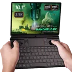 GPD WIN MAX 2 2025 rokas datora attēls ar 10,1 collu 2,5K skārienjūtīgo ekrānu. Galvenie parametri ietver AMD Ryzen AI Pro 9 HX procesoru, AMD Radeon grafiku, 64 GB RAM un 4 TB M.2 SSD atmiņas. Displejā ir attēlota futūristiska spēļu aina ar zinātniskās fantastikas motīvu, uzsverot tā uzlaboto veiktspēju un aizraujošu pieredzi."