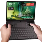 GPD Win Max 2 2025 - portatīvā spēļu datora ar 10,1 collu 2,5K skārienjūtīgo ekrānu - attēls. Tam ir AMD Ryzen AI Pro 9 HX un Radeon 8000 sērijas grafika. Ierīcei ir līdz 64 GB RAM un līdz 4 TB M.2 SSD atmiņas, kā arī iebūvētas spēļu vadības ierīces un pilna QWERTY tastatūra. Ekrānā tiek attēlota futūristiska spēļu aina ar spilgtiem vizuāliem attēliem, uzsverot tās modernās veiktspējas iespējas.    
