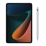 Tabletă cu o ramă neagră și un ecran vibrant care afișează un design gradient abstract în nuanțe de verde, albastru și portocaliu, însoțit de un stylus capacitiv alb cu un design neted, minimalist.