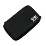 لقطة بزاوية لحقيبة صلبة سوداء مغلقة ذات غلاف أسود لحقيبة GPD MicroPC 2، معزولة على خلفية بيضاء. الجزء العلوي من الحقيبة أملس ويتميز بشعار "GPD MicroPC 2" الأبيض في الزاوية اليمنى السفلية. العلبة مغلقة بسحاب.