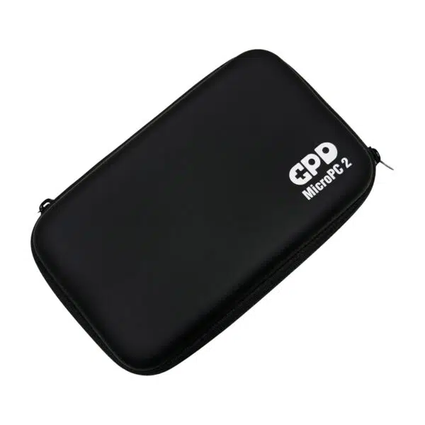 لقطة بزاوية لحقيبة صلبة سوداء مغلقة ذات غلاف أسود لحقيبة GPD MicroPC 2، معزولة على خلفية بيضاء. الجزء العلوي من الحقيبة أملس ويتميز بشعار "GPD MicroPC 2" الأبيض في الزاوية اليمنى السفلية. العلبة مغلقة بسحاب.