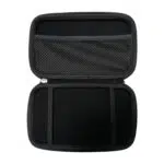 لقطة من أعلى لأسفل لحقيبة الغلاف الصلب السوداء لجهاز GPD MicroPC 2، مفتوحة لتكشف عن الجزء الداخلي. يحتوي النصف العلوي من الحقيبة على جيب شبكي، بينما النصف السفلي فارغ مع حزامين مرنين مخصصين لحمل الجهاز.