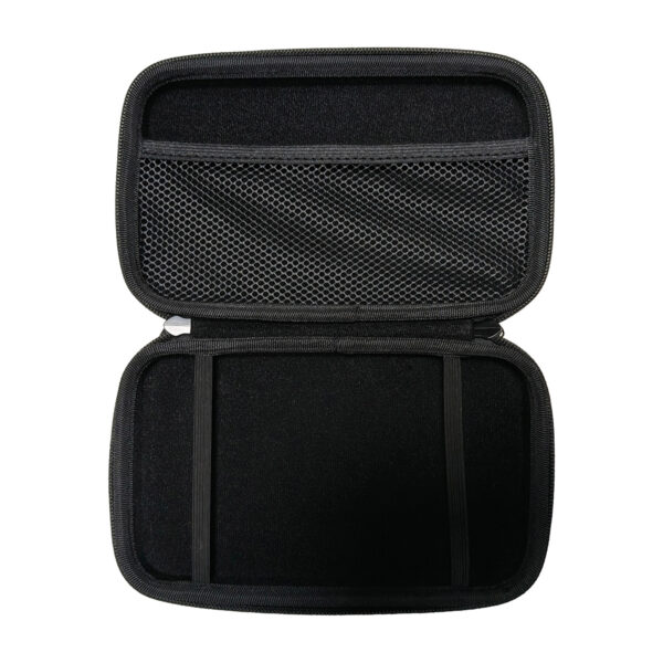 जीपीडी माइक्रोपीसी 2 के काले हार्ड शेल केस का ऊपर से नीचे का दृश्य, जिसे खोलकर अंदर का हिस्सा दिखाया गया है। केस के ऊपरी आधे हिस्से में एक जालीदार पॉकेट है, जबकि निचला आधा हिस्सा खाली है और उसमें डिवाइस को पकड़ने के लिए दो इलास्टिक स्ट्रैप लगे हैं। 