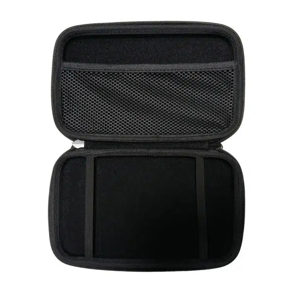 لقطة من أعلى لأسفل لحقيبة الغلاف الصلب السوداء لجهاز GPD MicroPC 2، مفتوحة لتكشف عن الجزء الداخلي. يحتوي النصف العلوي من الحقيبة على جيب شبكي، بينما النصف السفلي فارغ مع حزامين مرنين مخصصين لحمل الجهاز.