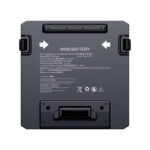 Een blik op de achterkant van de zwarte WIN5 BATTERY pack, waarop gedetailleerde specificaties en veiligheidswaarschuwingen staan. De belangrijkste zichtbare specificaties zijn: Nominaal vermogen/额定容量: 5170mAh, Nominale energie/额定能量: 80,04Wh, Nominale spanning/标称电压: 15,48V en beperkte laadspanning充电限制电压: 17.80V. Pijlen geven de richting aan waarin de batterij in de console moet worden geplaatst. De batterij is geïsoleerd tegen een witte achtergrond.