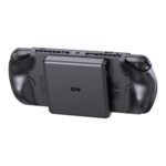 Een schuine achteraanzicht van de zwarte GPD WIN 5 handheld gameconsole met de afneembare accu midden op de achterkant. Hier is te zien hoe de batterijmodule is geïntegreerd tussen de ergonomische handgrepen van het apparaat. De ventilatie- en schouderknoplabels van de console zijn zichtbaar. De console en batterij zijn geïsoleerd tegen een witte achtergrond.