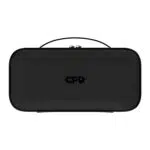Pohled zepředu na zavřené černé pouzdro z tvrdé skořepiny pro GPD WIN 5 se středovou rukojetí a černým logem GPD. Kufr je izolován na bílém pozadí.