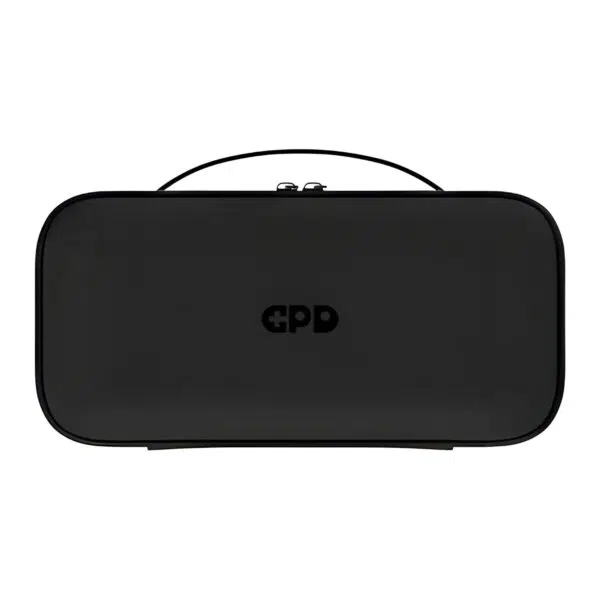 Pohled zepředu na zavřené černé pouzdro z tvrdé skořepiny pro GPD WIN 5 se středovou rukojetí a černým logem GPD. Kufr je izolován na bílém pozadí.