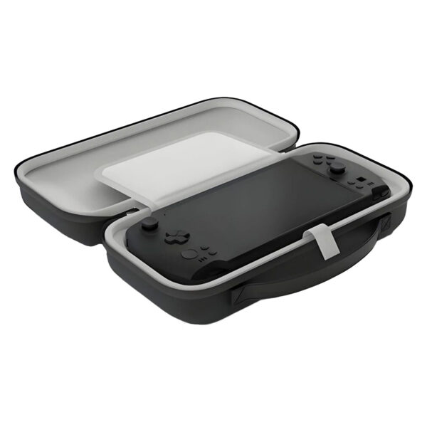 काले रंग के कैरी केस का एक कोणीय, खुला दृश्य। अंदर का भाग हल्के भूरे रंग का है, और नीचे के आधे हिस्से में एक सफेद स्ट्रैप से एक काला GPD WIN 5 कंसोल सुरक्षित है। डिवाइस के ऊपर एक ठोस सफेद सुरक्षात्मक स्क्रीन कवर/डिवाइडर है, और केस का ऊपरी आधा हिस्सा खाली है। केस में एक एकीकृत कैरी हैंडल है।   