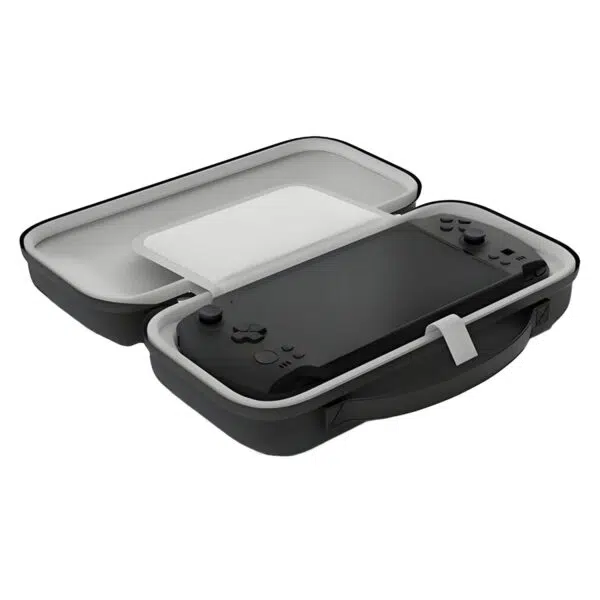 Úhlový, otevřený pohled na černý kufřík. Vnitřek je světle šedý a černá konzola GPD WIN 5 je ve spodní polovině upevněna bílým páskem. Přes zařízení je umístěn pevný bílý ochranný kryt/rozdělovač obrazovky a horní polovina pouzdra je prázdná. Kufřík je vybaven integrovanou rukojetí pro přenášení.