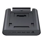 منظر أمامي ثلاثي الأرباع لمحطة إرساء GPD WIN 5 سوداء اللون، معزولة على خلفية سوداء. تتميز قاعدة الإرساء بمجموعة من المنافذ على الحافة الأمامية، بما في ذلك USB-C وUSB-A ومنفذ RJ45 Ethernet. تم تصميم المنطقة العلوية الغائرة لحمل GPD WIN 5 وتتضمن موصل للشحن والبيانات.