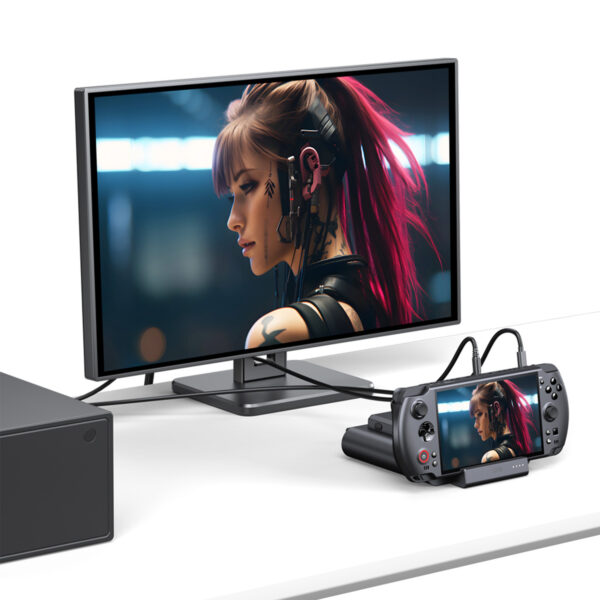 Een bureauopstelling met de GPD WIN 5 in het dock en aangesloten op een externe monitor via kabels. Hetzelfde beeld van een vrouwelijk personage met roze haar wordt weergegeven op zowel het kleine scherm van de console als op de grote externe monitor, waarmee de video-uitvoer van het dock wordt gedemonstreerd. 