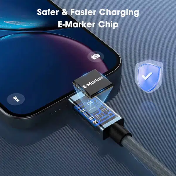 En konceptuell bild i närbild med titeln "Safer & Faster Charging E-Marker Chip". Den visar en transparent vy av USB-C-kontakten som är ansluten till en smartphone och avslöjar ett internt "E-Marker"-kretskort och chip som reglerar strömmen på ett säkert sätt.