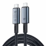 Keskity: Visuaalinen: Puhdas, pystysuora kuva kahdesta USB-C-liittimen päästä mustaa taustaa vasten. Avaintiedot: Toiseen päähän on kaiverrettu E-marker-sirun kuvake ja neljä tärkeintä spesifikaatiota (240W, 80Gbps, 8K60Hz).