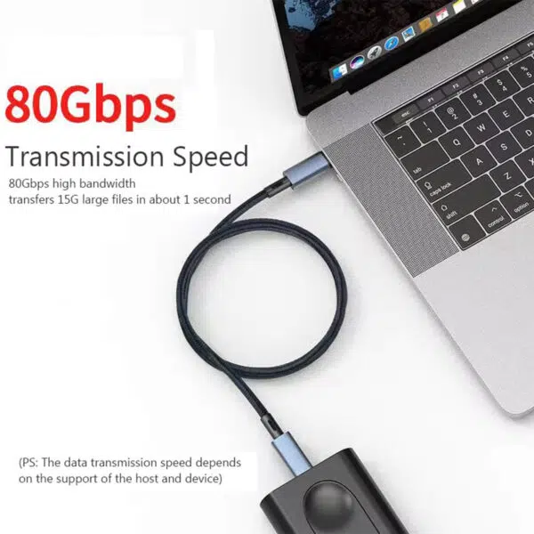 Focus: 80 Gbps Data Speed Visual: Ylhäältä alas näkymä kaapelista, joka yhdistää kannettavan tietokoneen ulkoiseen kiintolevyyn/SSD-asemaan. Tärkeimmät tiedot: Suuri punainen teksti, jossa lukee 80 Gbps ja väite, että se voi siirtää 15 Gt:n tiedoston noin 1 sekunnissa.