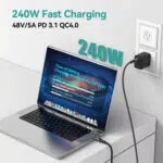 Focus: 240W Charging Performance Visual: Näyttää MacBook Pron kytkettynä pistorasiaan. Keskeiset tiedot: Korostaa PD 3.1- ja 48V/5A -ominaisuuksia. Siinä on edistymispalkki, joka näyttää, että kannettavan tietokoneen latausaste on 76 % 30 minuutissa.