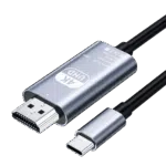 Studijas fotogrāfijā uz melna fona redzams metāliski sudraba krāsas C tipa HD adaptera kabelis. Uz adaptera galvenā korpusa ir teksts angļu valodā: "4K UHD Type-C Type-C to HD Cable Model TH001 Rev: No.01 Made in China", kā arī CE, WEEE un FCC simboli. Šim metāla korpusam vienā galā ir HDMI savienotājs un pretējā galā - melns izolēts kabelis. Turklāt zem galvenā korpusa ir redzams atsevišķs C tipa savienotājs ar atbilstošu sudraba korpusu, arī ar daļēji redzamu kabeli. Visi savienojumi ir aprīkoti ar melnu termoizolatoru vai plastmasu vietā, kur kabeļi savienojas ar savienotājiem.
