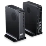 Uno scatto di tre quarti del prodotto di due eGPU o docking station identiche, nere e compatte a marchio GPD, posizionate nella loro base su uno sfondo scuro. L'unità a sinistra mostra la parte anteriore testurizzata e un bordo laterale con due porte USB e il logo "GPD". L'unità a destra mostra il pannello posteriore, ricco di porte di connettività, tra cui Oculink, una presa di corrente, una porta HDMI, diverse porte USB, due porte Ethernet e un jack audio, per evidenziare le sue capacità di ingresso e uscita.