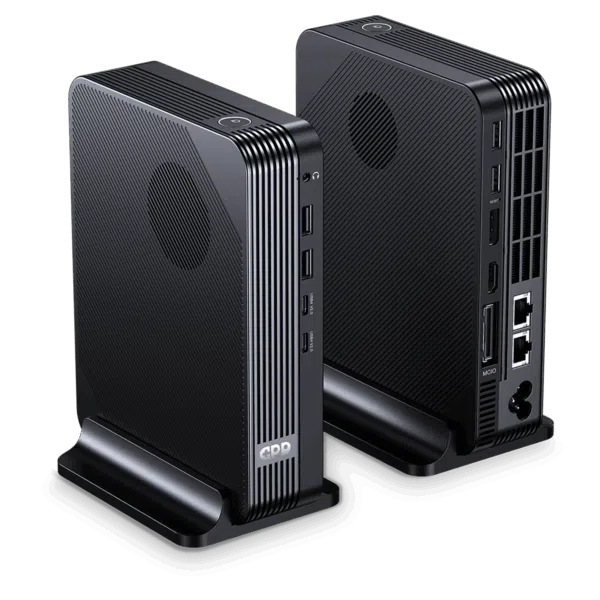 Uno scatto di tre quarti del prodotto di due eGPU o docking station identiche, nere e compatte a marchio GPD, posizionate nella loro base su uno sfondo scuro. L'unità a sinistra mostra la parte anteriore testurizzata e un bordo laterale con due porte USB e il logo "GPD". L'unità a destra mostra il pannello posteriore, ricco di porte di connettività, tra cui Oculink, una presa di corrente, una porta HDMI, diverse porte USB, due porte Ethernet e un jack audio, per evidenziare le sue capacità di ingresso e uscita.