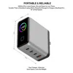 Chargeur multiport compact de 71 mm de côté avec quatre ports de sortie et une finition grise élégante, illustrant la portabilité et le design peu encombrant, ainsi que le slogan "Un chargeur, 4 appareils : économisez de l'espace, perdez du poids".