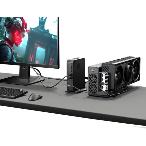 "GPD G2 eGPU" korpusas, prijungtas prie GPD mini kompiuterio ir žaidimų monitoriaus, kuriame veikia aukščiausios klasės AAA žaidimas su trijų ventiliatorių vaizdo plokšte.